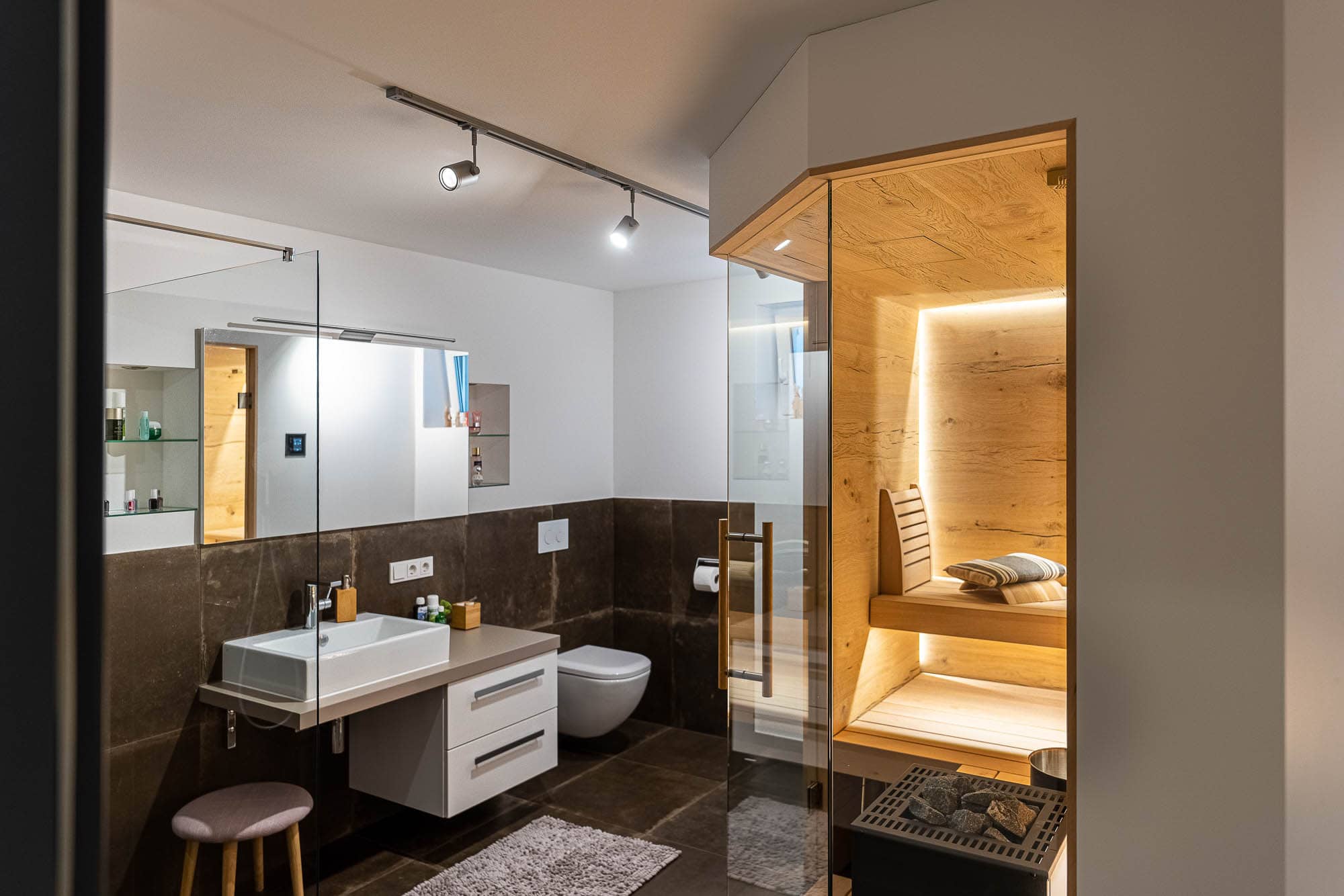 Sauna im kleinen Kellerbad: Wellness-Oase trotz niedriger Deckenhöhe