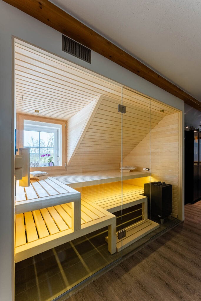 Fertige Sauna im Dachgeschoss, eingepasst zwischen Gaube und Dachschräge