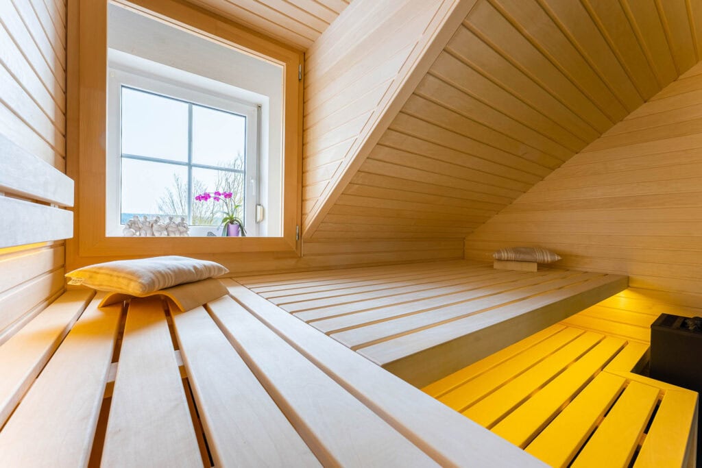 Liegebank in der Gaube, die Dachschräge bildet die Decke der Sauna