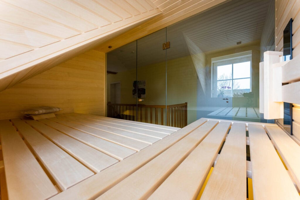 Blick aus der Sauna über die Liegefläche in den Dachflur