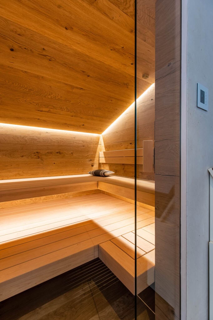 Bankecke der Sauna unter der Dachschräge, Verkleidung aus rissiger Eiche