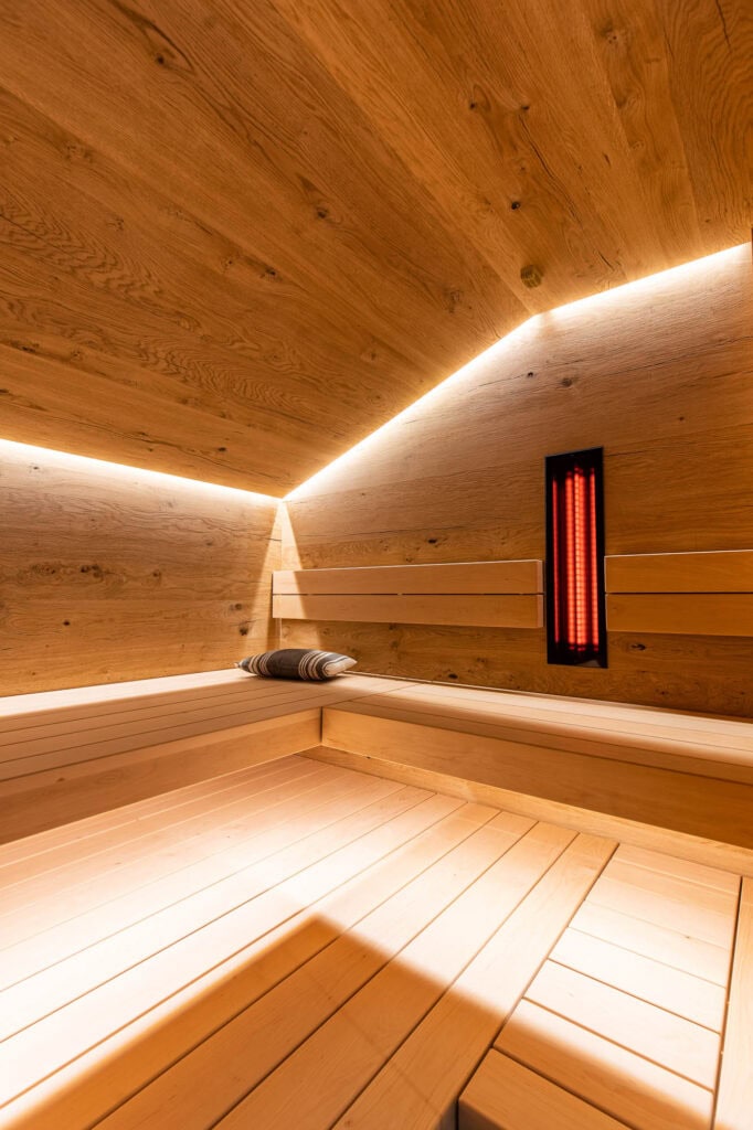 Infrarotstrahler in der Rückwand der Sauna unter der Dachschräge