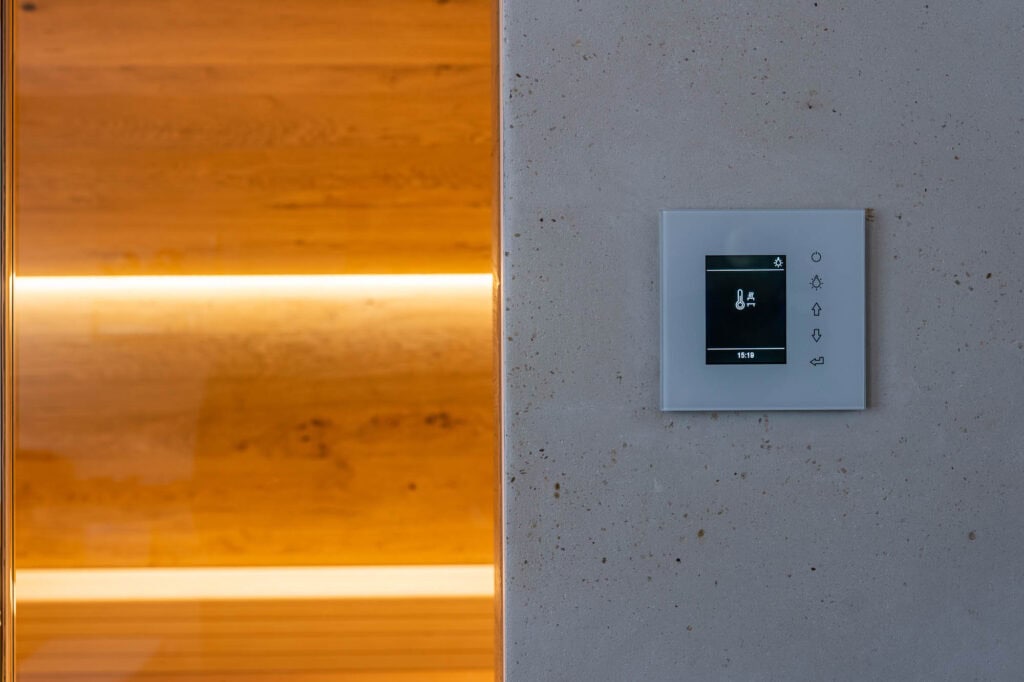 Steuerung der Sauna außen an der Wand neben der Glasfront