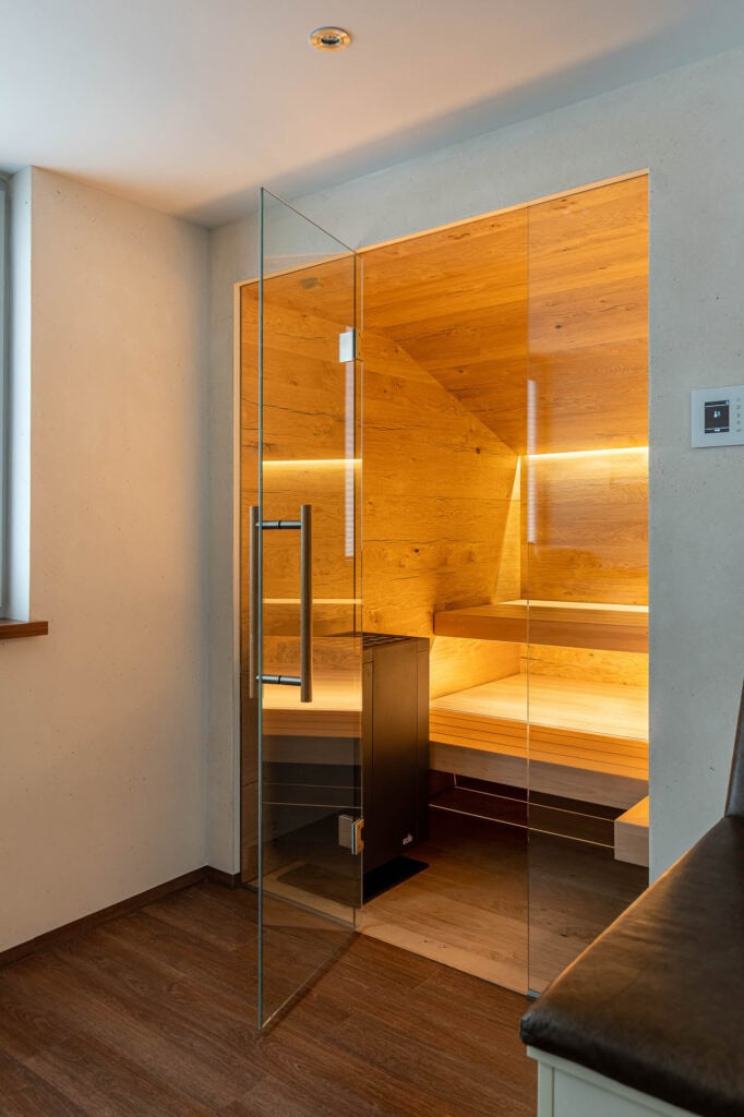 Fertige Sauna in der Dachschräge auf Holzbalkendecke, Gesamtansicht